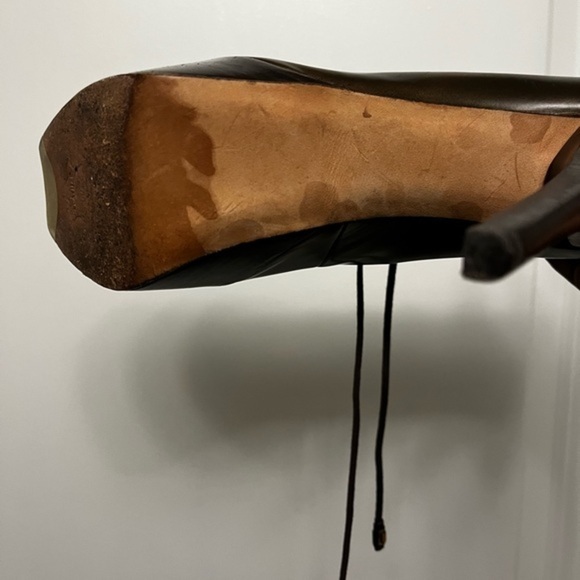 Stuart Weitzman unique heel shoe little distressed style - Picture 6 of 15